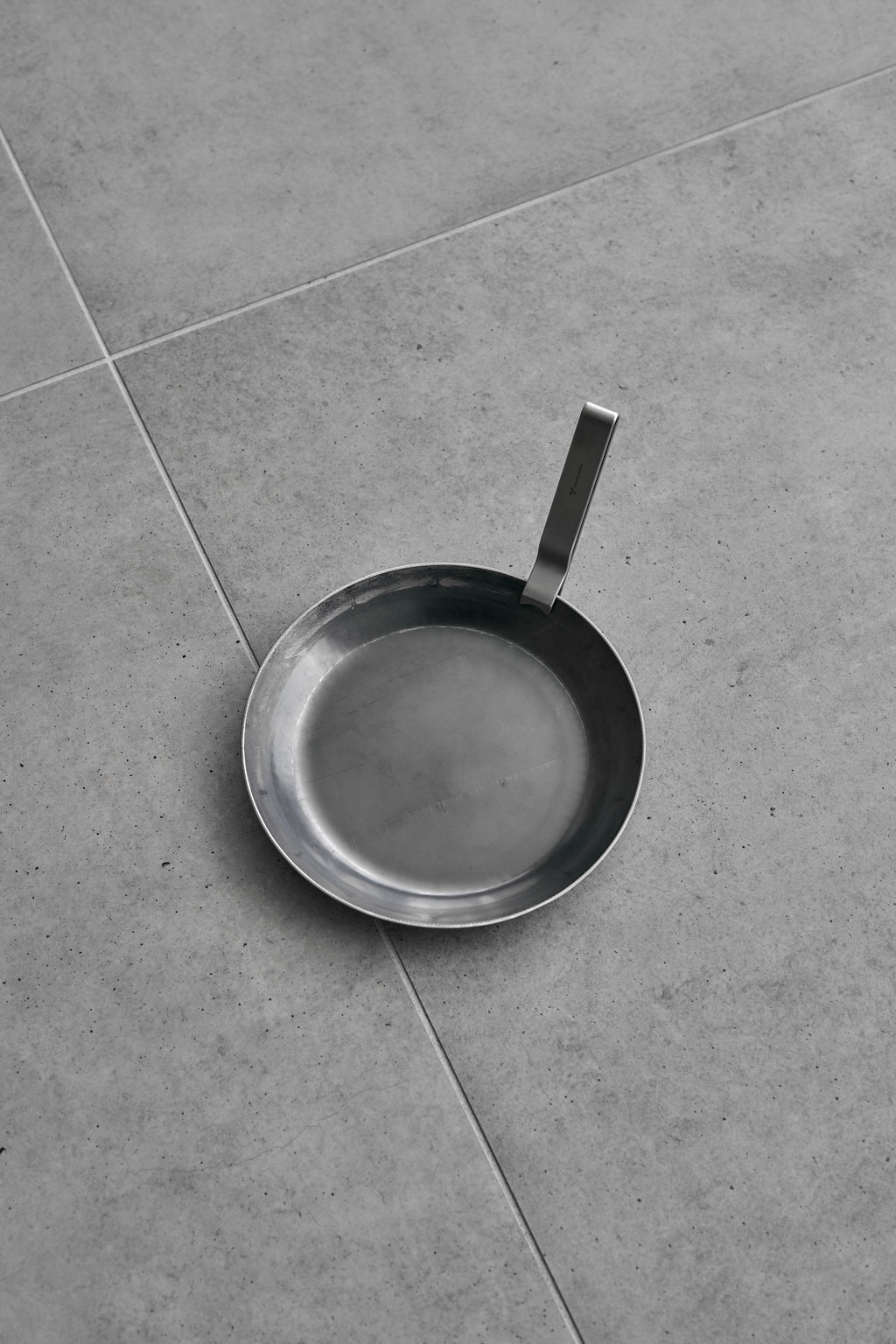Wanderout / Hammered Iron Flat Frying Pan 22cm