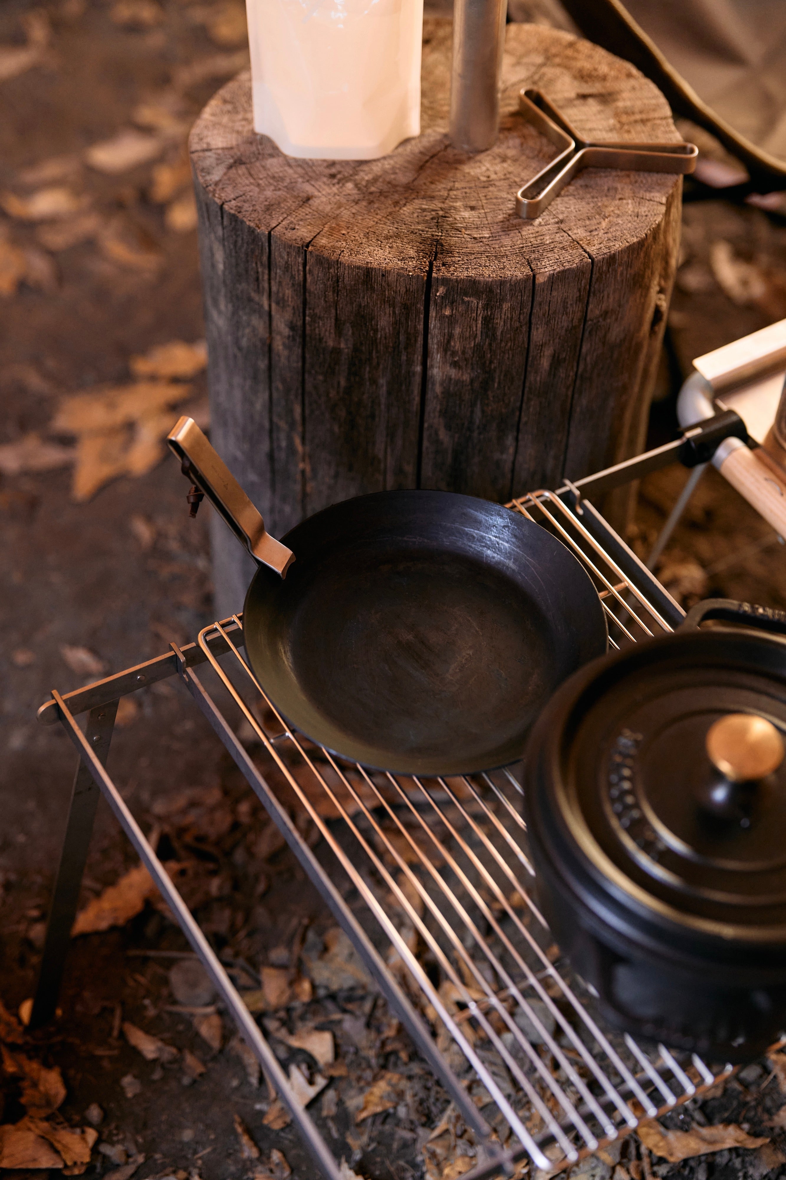 Wanderout / Hammered Iron Flat Frying Pan 22cm
