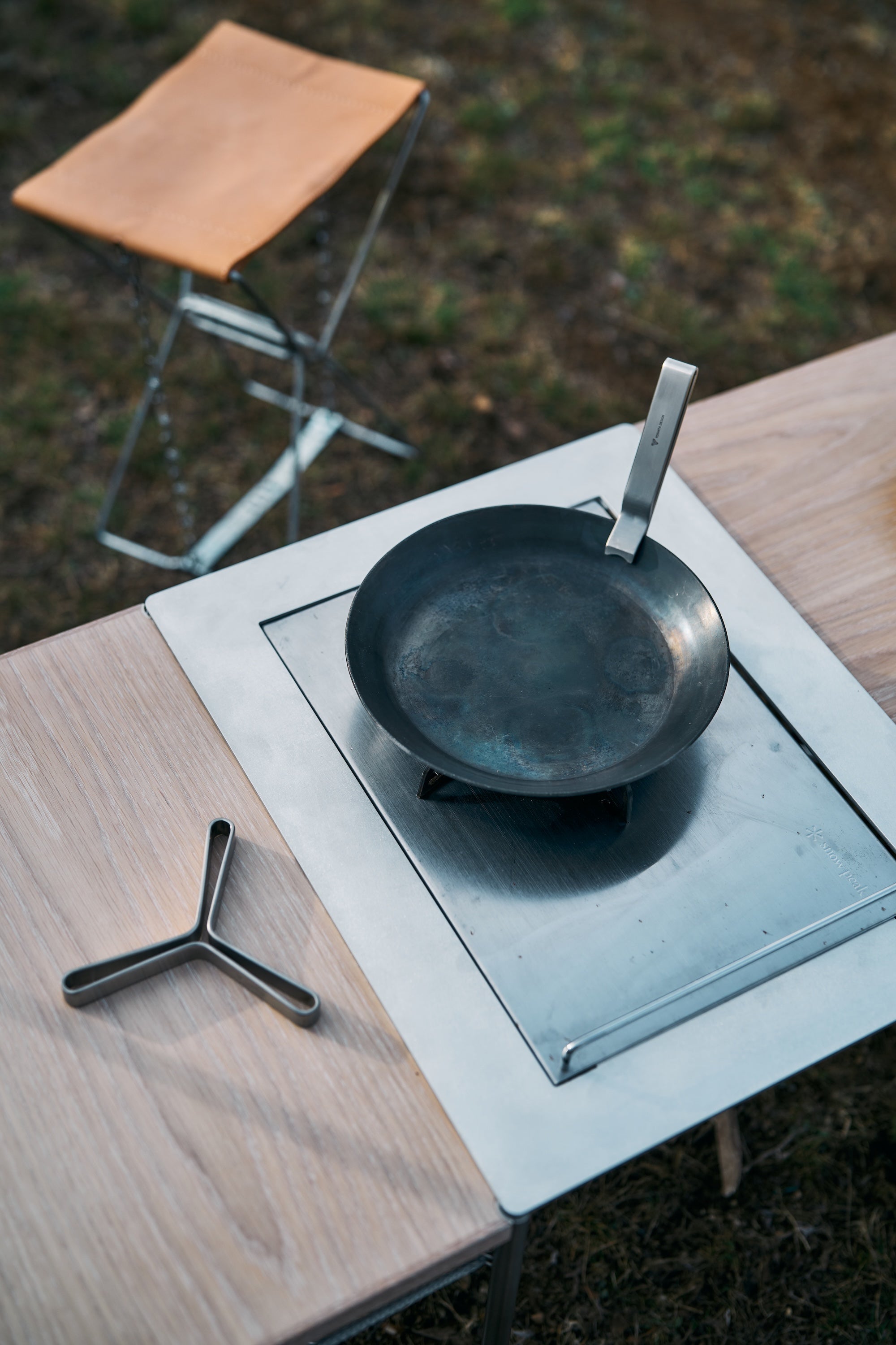 Wanderout / Hammered Iron Flat Frying Pan 22cm