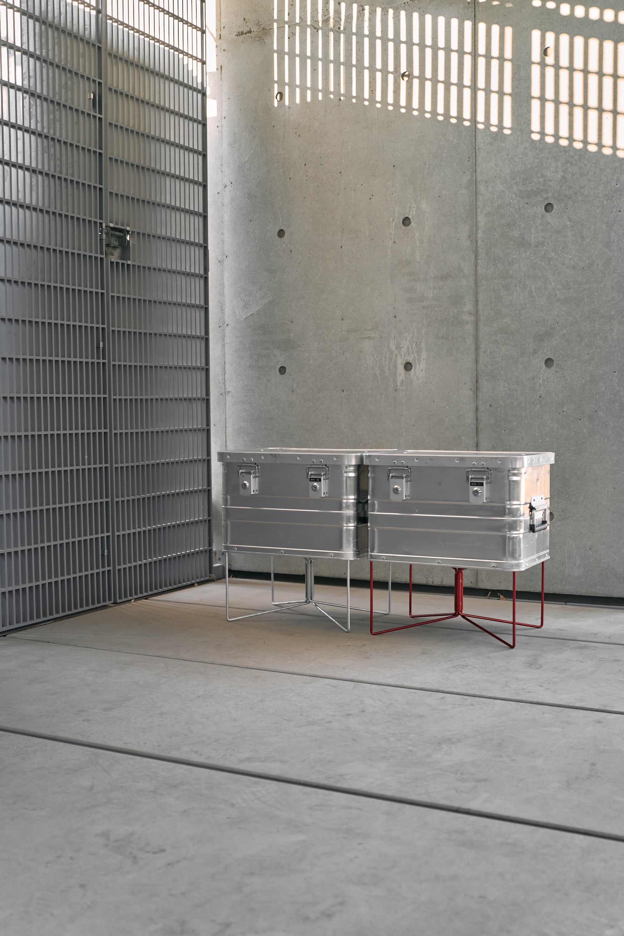 Wanderout / Universal Stand Limited Edition - Carmine Aluminum